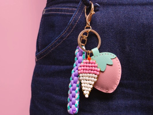 La Petite Epicerie Bag Charm Pshiiit Can Kit - Strawberry Milk