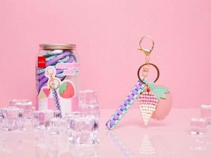 La Petite Epicerie Bag Charm Pshiiit Can Kit - Strawberry Milk